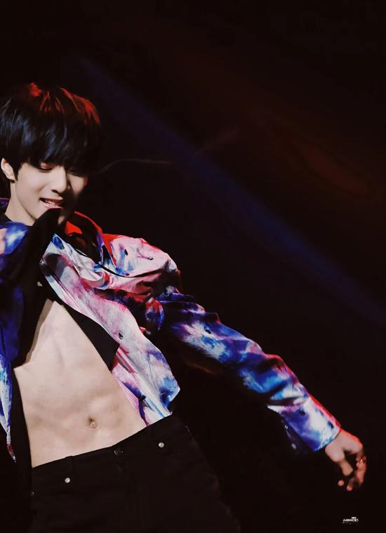 李现王一博的巧克力腹肌人鱼线太man了