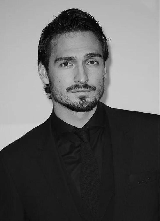 男人味十足的胡梅尔斯在金发碧眼的"德国男模队"中显得气质非凡了!