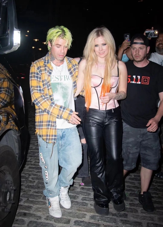 当地时间6月29日，Mod Sun和Avril Lavigne现身纽约