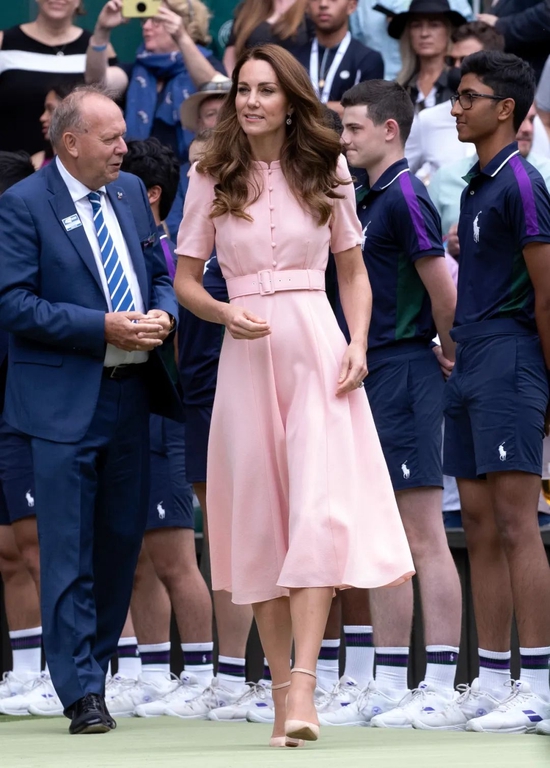 身穿粉色⠂eulah London品牌连衣裙观看温网比赛