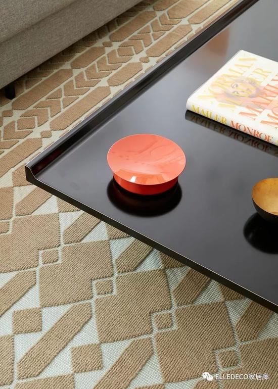 Aes乌铜咖啡桌由B a r b e r & Osgerby 为爱马仕之家设计，橙色Hemisphere漆盒也出自爱马仕之家。Jardin地毯由India Mahdavi设计，Cogolin出品。