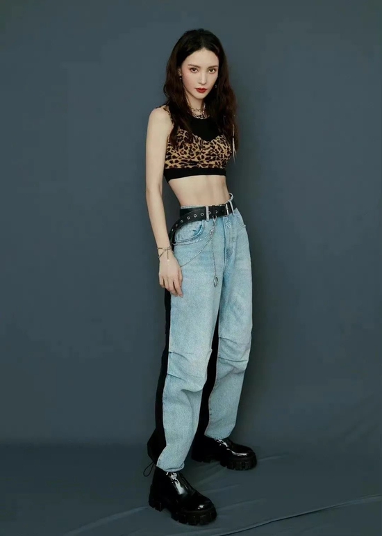 大胆露腰,从拥抱自我开始|秀场直击|露腰装|热门单品_新浪时尚_新浪网