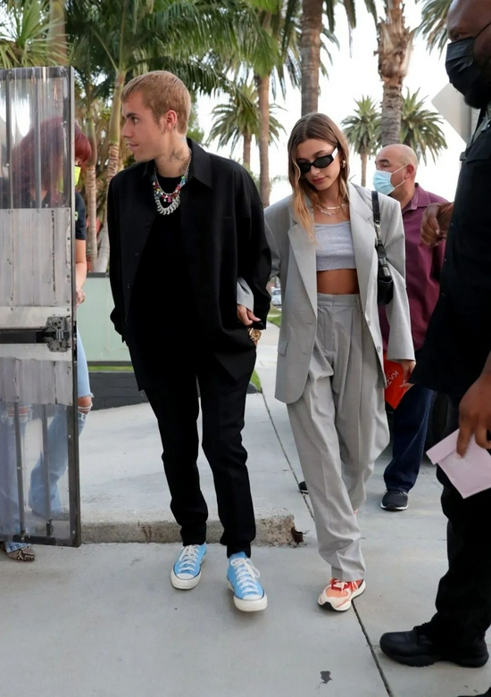 当地时间8月25日，Hailey Bieber和老公Justin Bieber一同现身西好莱坞街头