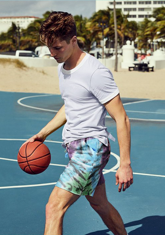 victorias secret 选择的这个男模特还真的很不错,他穿的男装运动风