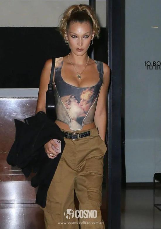 胸衣：Vivienne Westwood