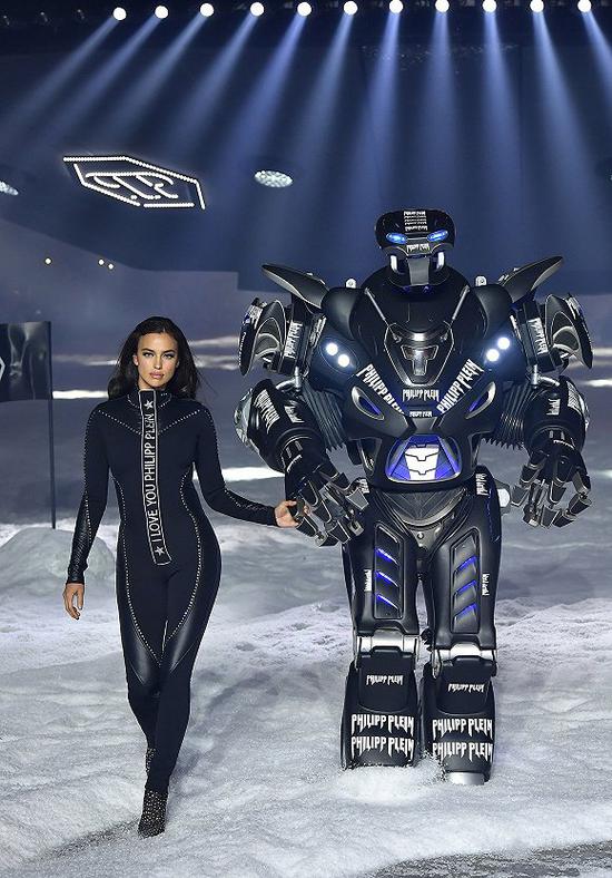 Philipp Plein秀场上的“假机器人” 图片来源：Getty Images