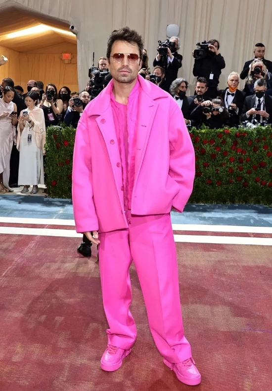 Sebastian Stan演绎 Valentino 礼服