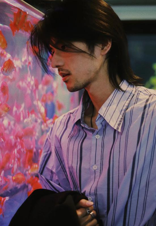 对此,逍飞想法很简单——吃啥穿啥不一定非得贵的,便宜货也可以很有