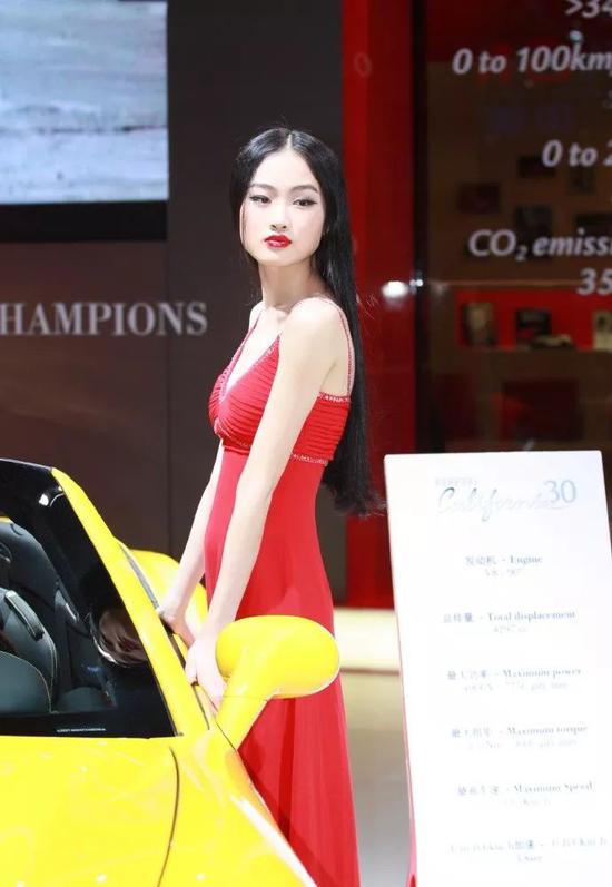 国模李静雯 | 22岁,解锁五个蓝血奢侈品牌