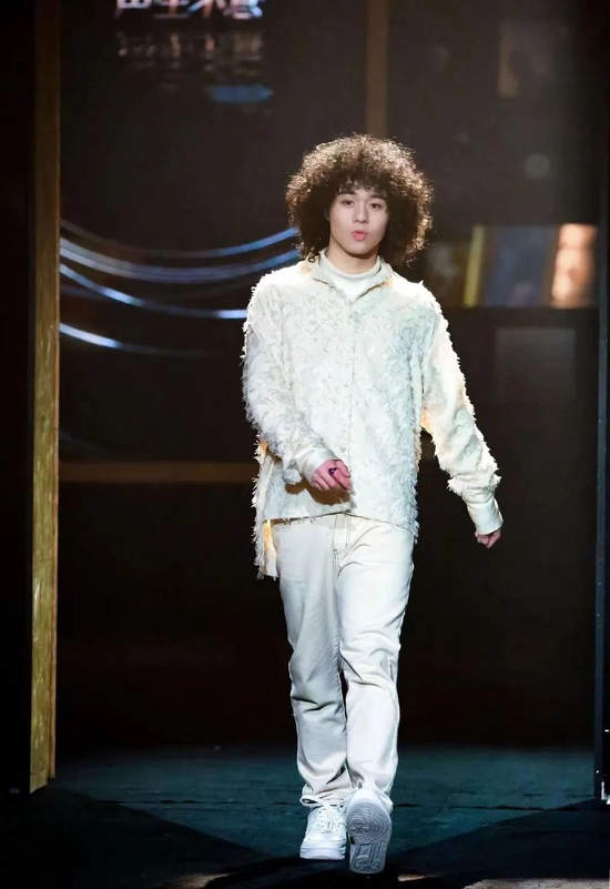 曾比特背地里还是个穿搭能手 新生代歌手真的太会穿了 手机新浪网