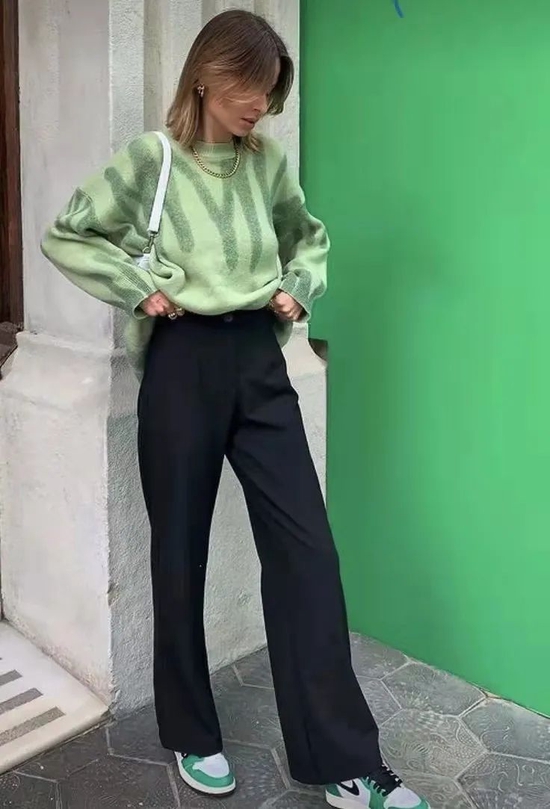 这套搭配也是把颜色玩的很好,羽绒服和包包都是豆绿色,这个颜色在绿色