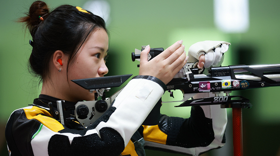 杨倩参加奥运会女子10米气步枪比赛并夺得金牌 图片来源：china.huanqiu.com