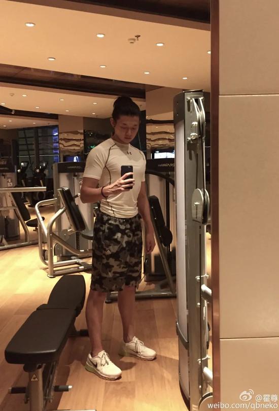 霍尊长发束髻眉目如画的如玉少年脱掉长袍竟是个肌肉男