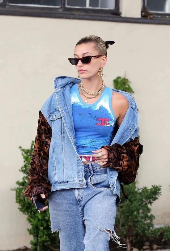 Hailey Bieber 拼接牛仔外套：Martine Rose 背心：CHANEL