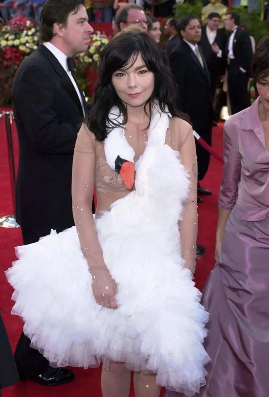  Björk，2001