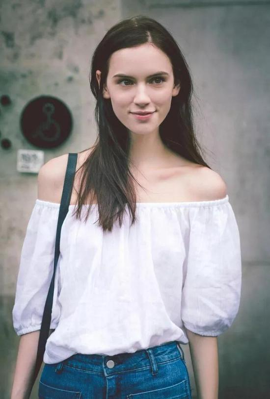 穿上这件露肩装我也能有美人肩
