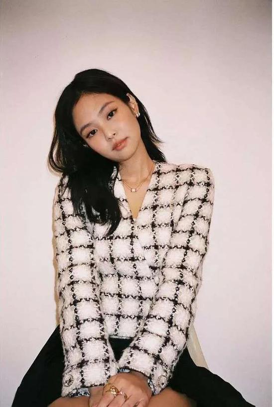 小香风在时尚圈经久不衰 它才是所有女生的必备单品
