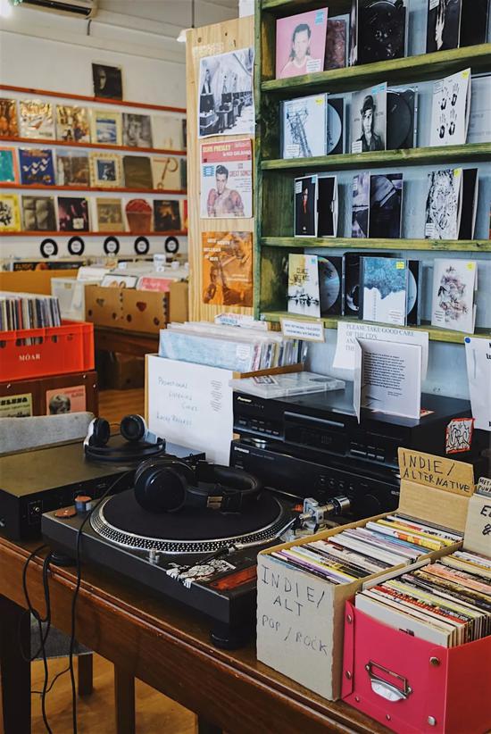 LUCKY RECORDS唱片行,这是冰岛最大的唱片店,老板真的是一个“王牌销售”,每一张黑胶唱片,他都能给你不得不买的理由。