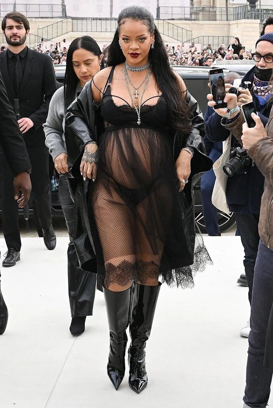 Rihanna 在 Dior 秀场外