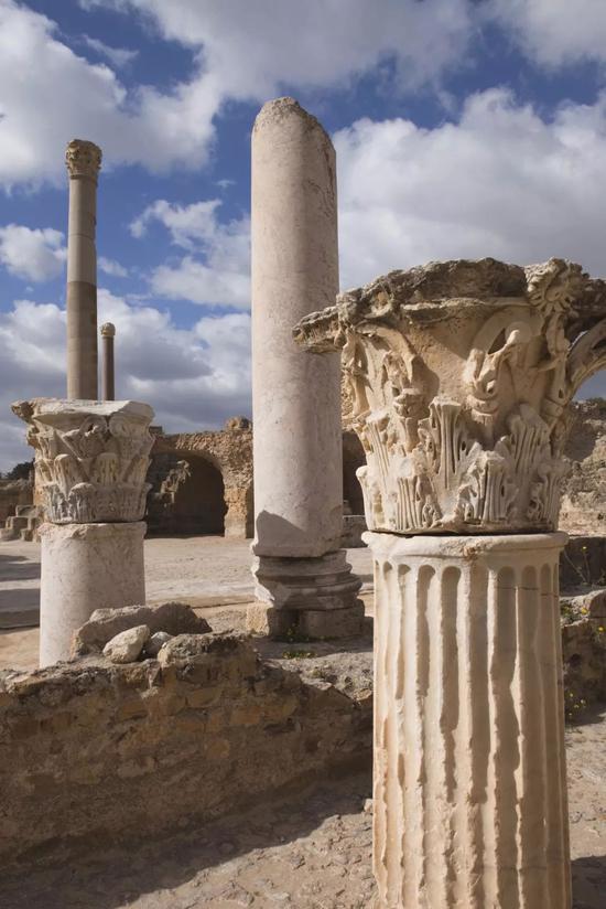 从高大的石柱,拱门中依旧可以想象数千年前古罗马浴场的恢宏景象