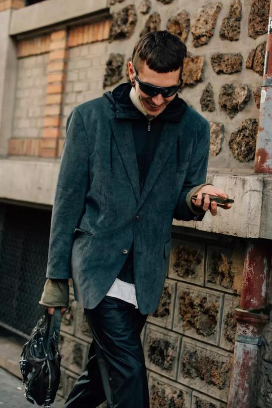 穿搭优雅与街头并存的西装oversize