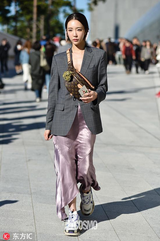 耳环:Y/Project腰包:Louis Vuitton