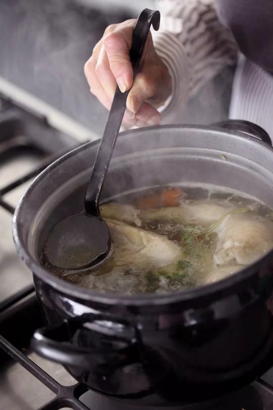 在广东,要是女朋友的妈妈邀请你喝汤,就相当于认定了你做女婿~  图