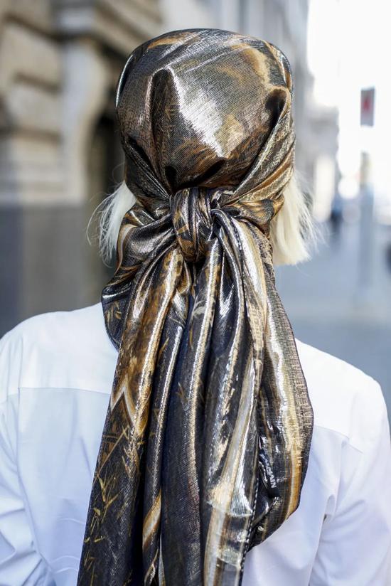丝绸头巾是如何成为一线大牌争相打造的时尚单品的