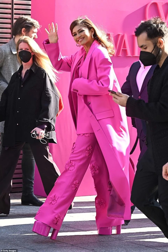 Zendaya 在 Valentino 秀场外