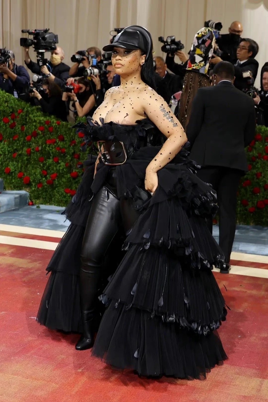 Nicki Minaj 演绎 Burberry 礼服