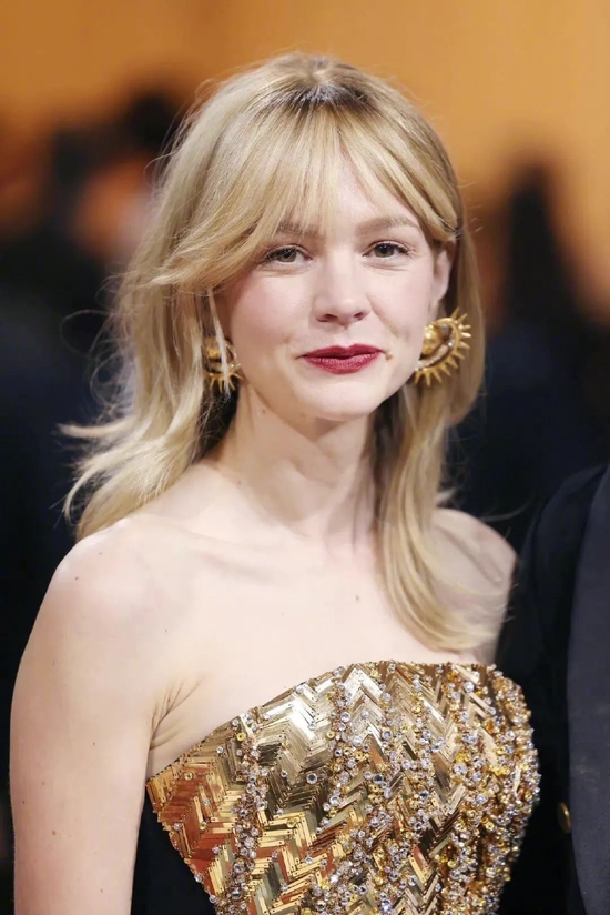 Carey Mulligan 演绎 Schiaparelli 礼服