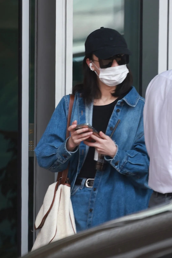 倪妮的therow牛仔装真心时髦被高圆圆的水桶包种草了