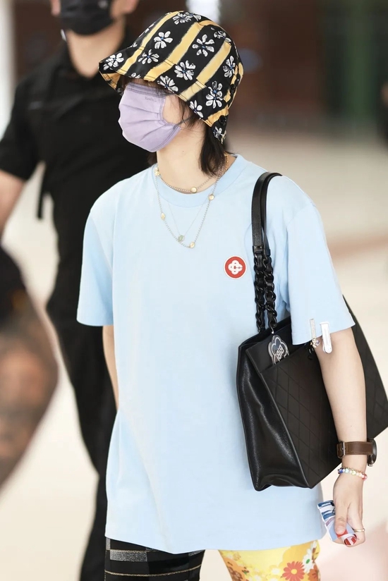 倪妮的therow牛仔装真心时髦被高圆圆的水桶包种草了