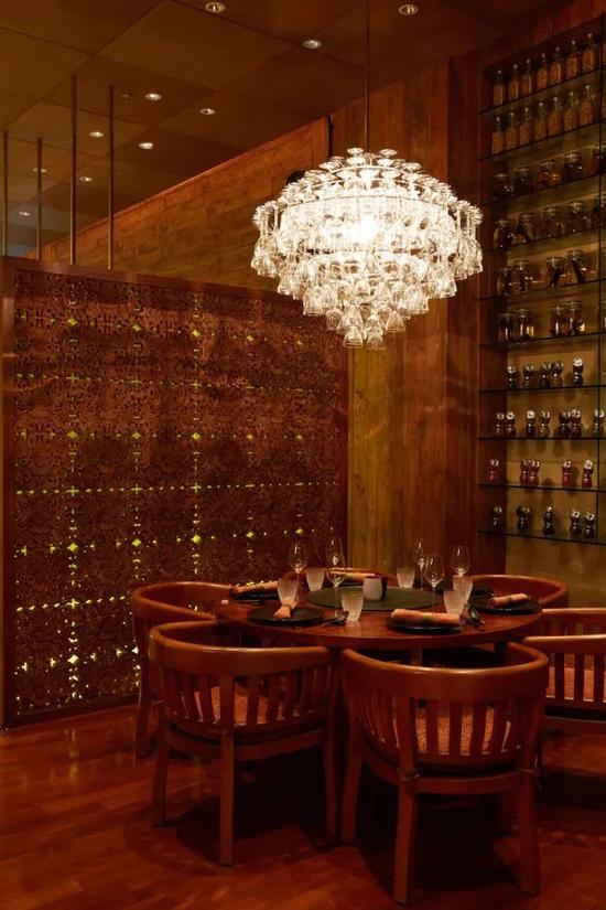 Super Potato以设计餐厅和酒吧起家，这处餐厅位于阿布扎比丽思卡尔顿酒店。