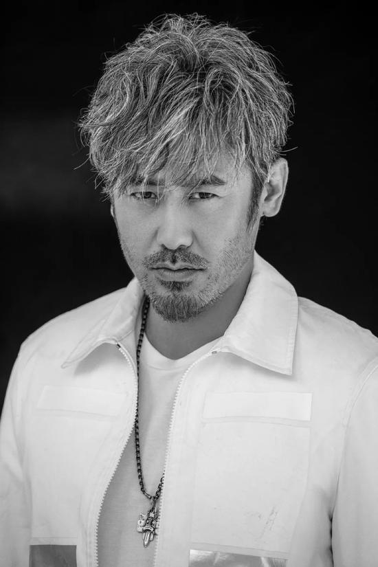 易烊千玺备考成胡子大叔原来蓄胡照也是检验男神的标准之一