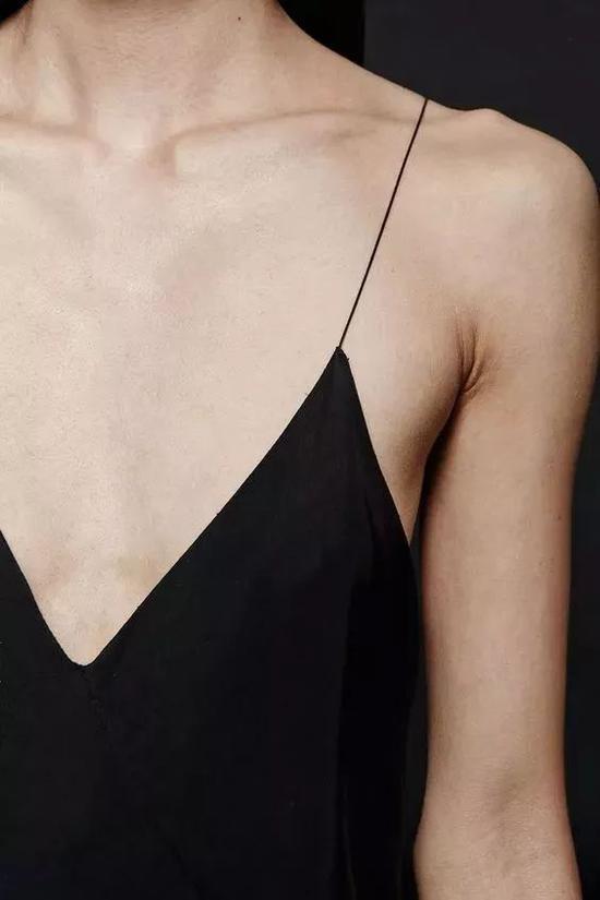 而且吊带不仅能让平胸妹子展示了清瘦的锁骨,还拉长了脖子.