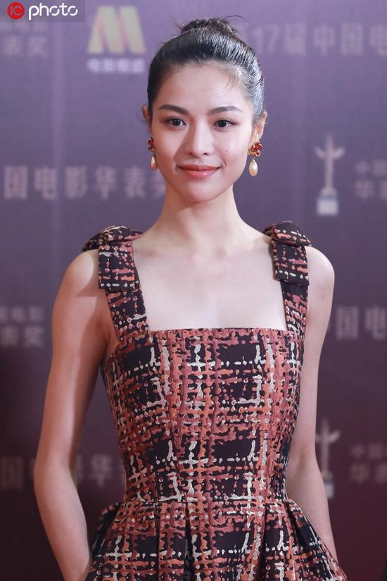 学钟楚曦穿出好看的"直角肩"