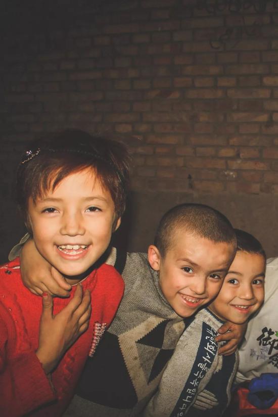 ▲摄于喀什，孩子们的笑容里还是人性初生的光辉