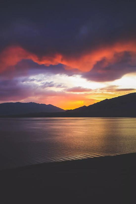 ▲赛里木湖的日出，魔幻的霞云