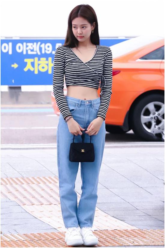 五五分身材初秋穿衣难跟jennie学习三种搭配技巧