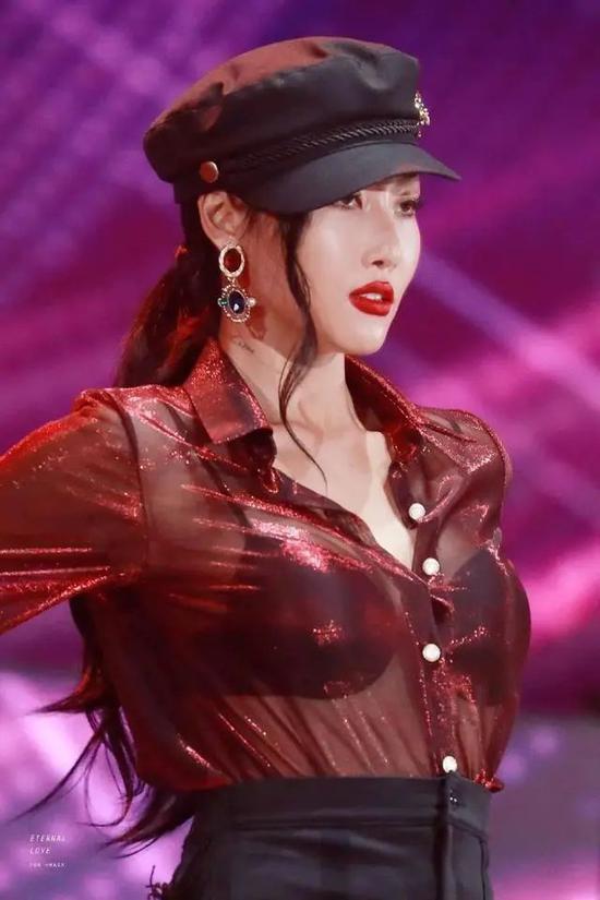 先别急着吐槽大饼脸梨型身材,来看看她的舞台,红色橡胶紧身衣,狂野