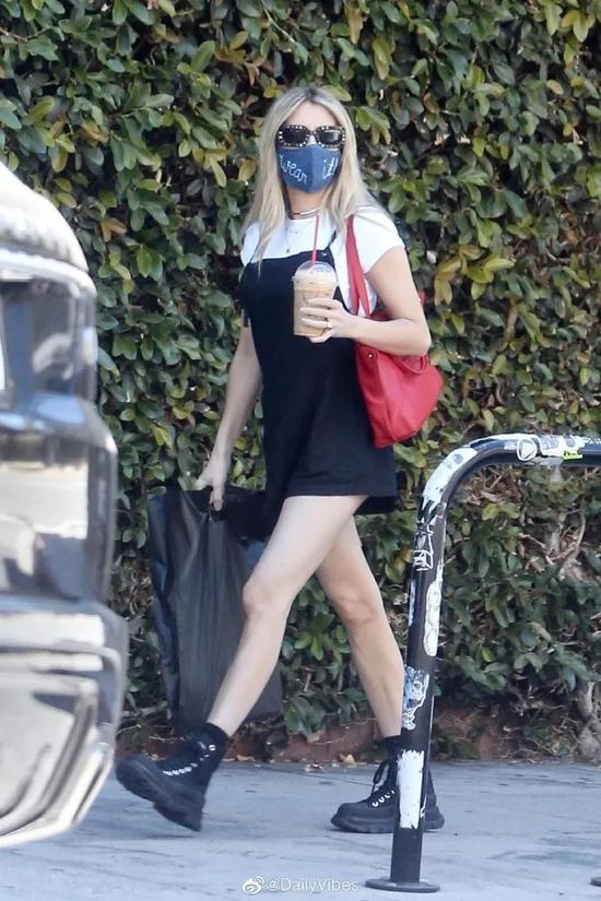 穿起来超麻烦的连体裤 它的魔力到底在哪里