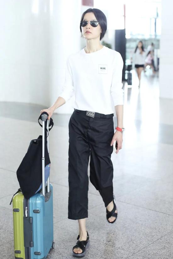 杜鹃这是杜鹃非常偏爱的款式,交叉带设计非常简单,收拢的线性会让脚看