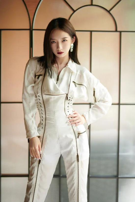 穿起来超麻烦的连体裤 它的魔力到底在哪里
