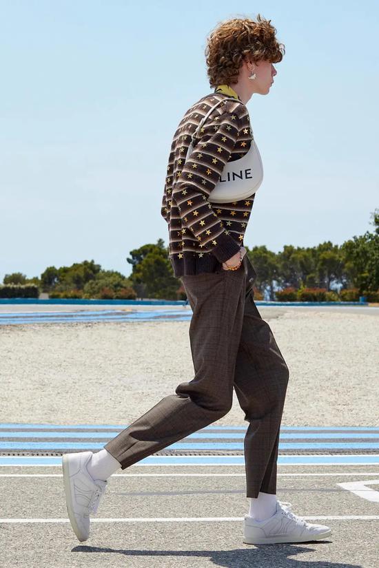 Celine Homme 2021 春夏系列的包袋配饰 　　印有巨大品牌 Logo