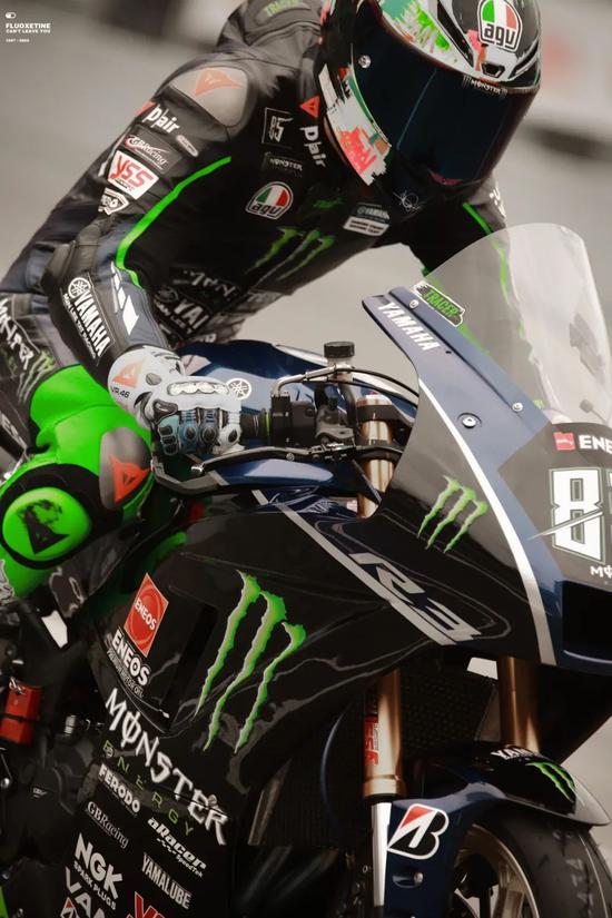 签约车手,所以在赛道上看到王一博的车型多数都是雅马哈 yzf-r3 赛车