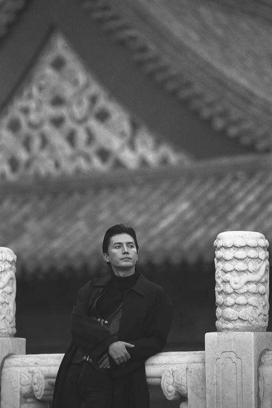 尊龙曾是亚洲第一美男出身悲惨却浑身贵族气质