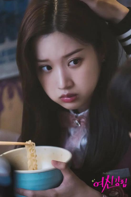 如何靠化妆变女神来看看女主任朱静都在用什么单品