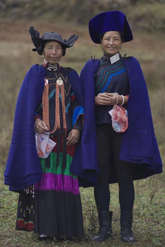 Susan Fang 与彝族妇女合作制作公益包包，项目所得均捐给蒲公英基金会
