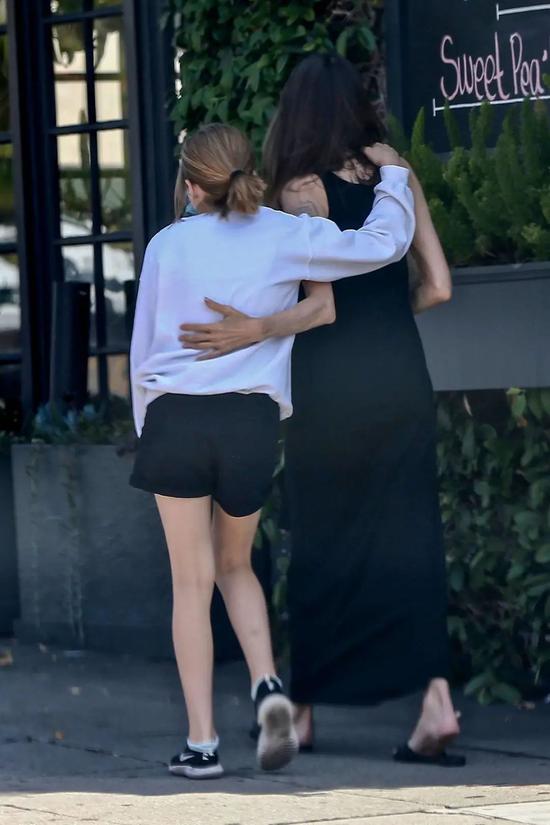 当地时间4月16日，Angelina Jolie和女儿薇薇安在加州洛斯菲利斯买花 包：Dior 鞋：Saint Laurent